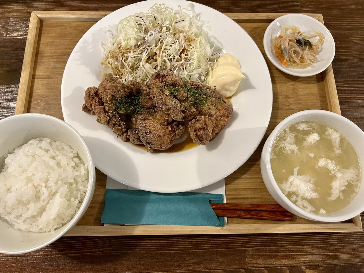 moco_172's tweet photo. ライブ等々お世話になった　#キャトルフィーユよつば　さんのランチ久しぶりに行けました😊でか唐定食！ボリューム満点で美味しかった✨
8/17(土)までの営業です。
一回行ったことある方も初めての方も行ってみてください！
ちなみに夜がメインでウイスキーやワインが豊富なんです🍷 https://t.co/yx9AaF8pcH