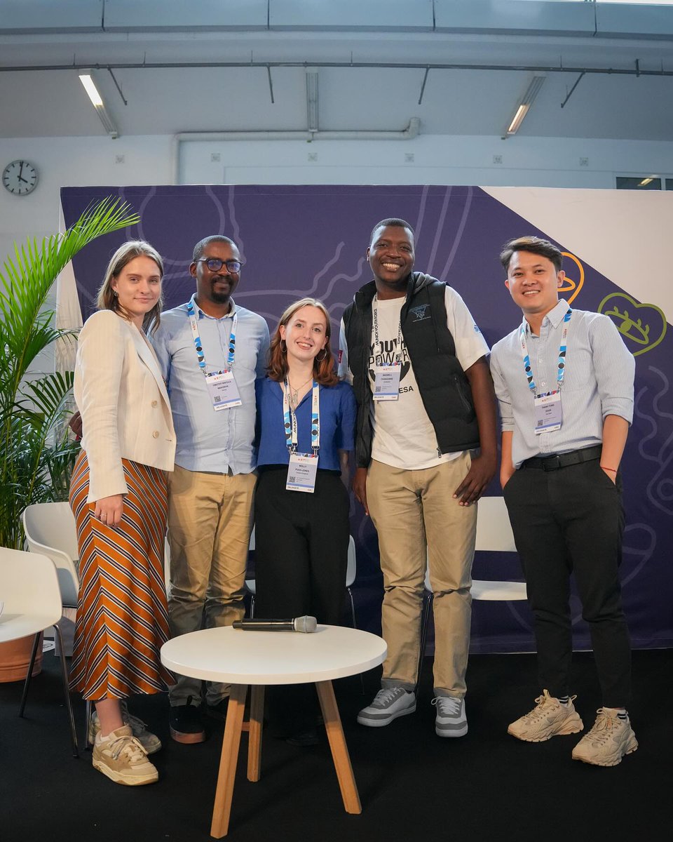 aidsyouthforces's tweet photo. Missing the @AIDS_conference? Check out the Youth Pavilion photos by visiting 👉🏼https://t.co/5ENl3o2cYP

Help us complete the feedback survey 👉🏼https://t.co/w9kjknbEZH https://t.co/hDPx1CNp20