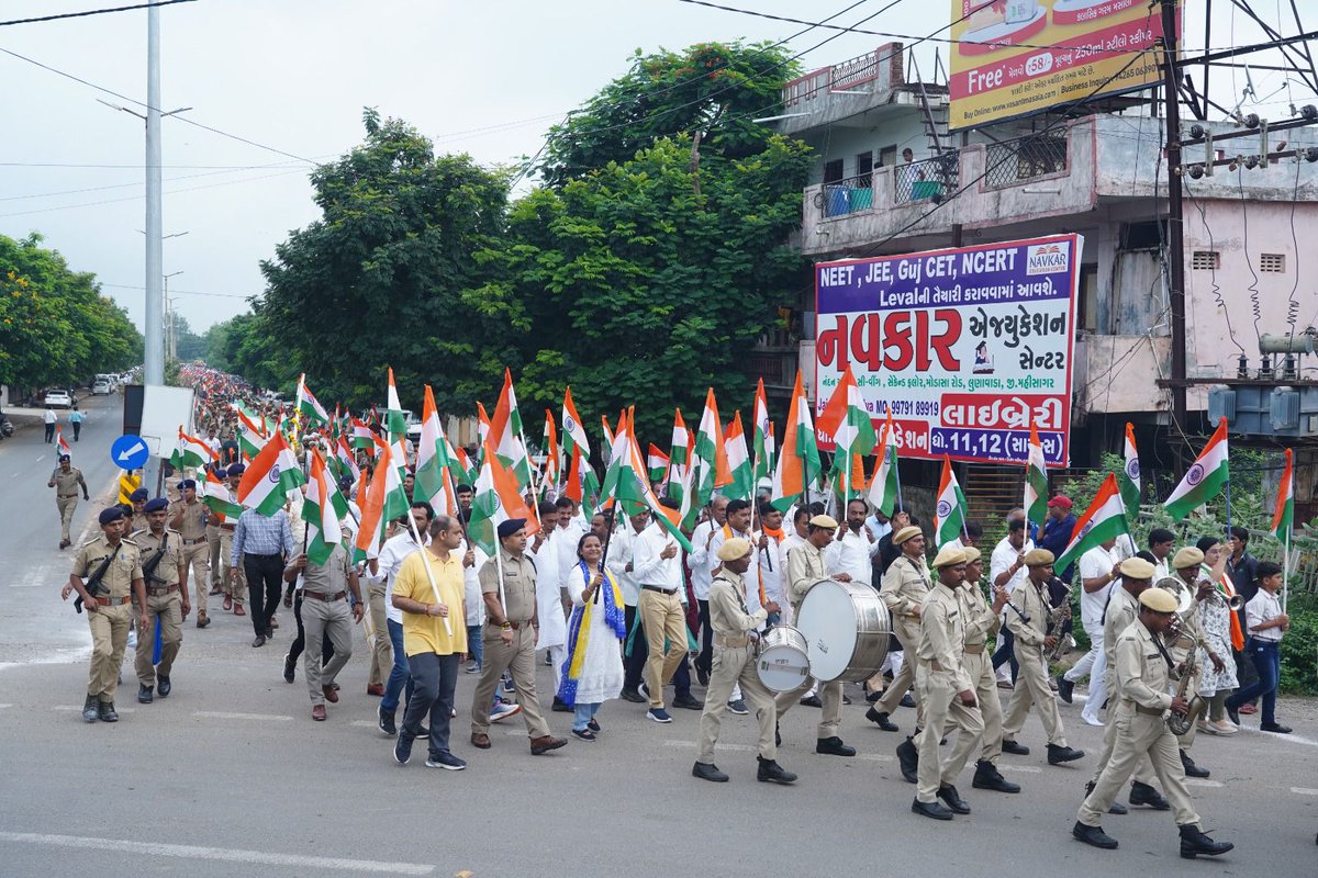 #HarGharTiranga અભિયાન અંતર્ગત મહિસાગર જિલ્લા દ્વારા આયોજિત ભવ્ય તિરંગા યાત્રામાં માન.મંત્રીશ્રીની ઉપસ્થિતિમાં ફ્લેગ-ઓફ કરી પ્રસ્થાન કરાવ્યું હતું સાથે તિરંગાનું ગૌરવગાન કરતી આ યાત્રામાં વિશાળ જનસમુહ સાથે જોડાઈને નાગરિકોમાં એકતા અને રાષ્ટ્રભાવનું જોમ વધાર્યું હતું. <a href="/CMOGuj/">CMO Gujarat</a>