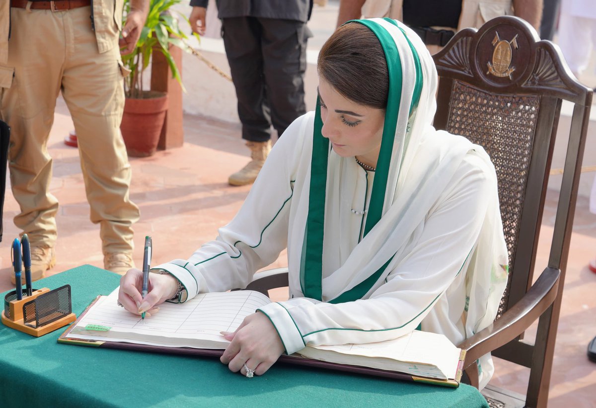MaryamNSharif's tweet photo. پاکستان کے پرچم کو بلند کرنے سے بڑا کوئی اعزاز نہیں۔ اللّہ کا شکر ہے یہ اعزاز میرے حصے میں بھی آیا۔ اللّہ میرے ملک کا، میری مٹی کا، میرے ہم وطنوں کا محافظ ہو۔ پوری قوم کو 77 واں یومِ آزادی مبارک۔ 
چاند روشن چمکتا ستارہ رہے 
سب سے اونچا یہ جھنڈا ہمارا رہے 🇵🇰 https://t.co/bEKkwyuC9I