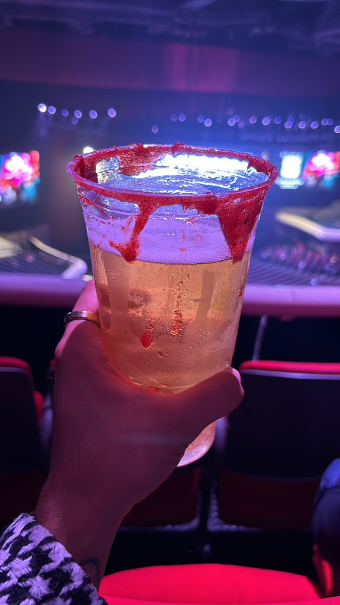 soyelperry's tweet photo. La Ana Gabriel: En el Auditorio Nacional no los dejan tomar. 

Nosotros: Mijaaaa, ya estamos bien chuequitos, échate las poderosas, mi reina. https://t.co/rv8jqP8wIF
