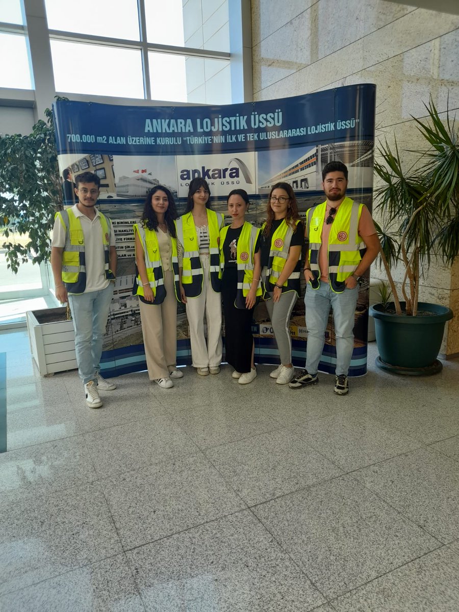 Bölge Müdürlüğümüzde staj gören öğrencilerimizi daha verimli eğitim alabilmeleri için sahaya indirdik. Ankara Lojistik Üssü yöneticileri öğrencilerimizi hem gezdirdi hem de bilgi verdi. Katkılarından dolayı Gümrüklü Sahalar İşl. Md. Sn. Nurcan ÖZYAZICI SUNAY'a teşekkür ederiz.