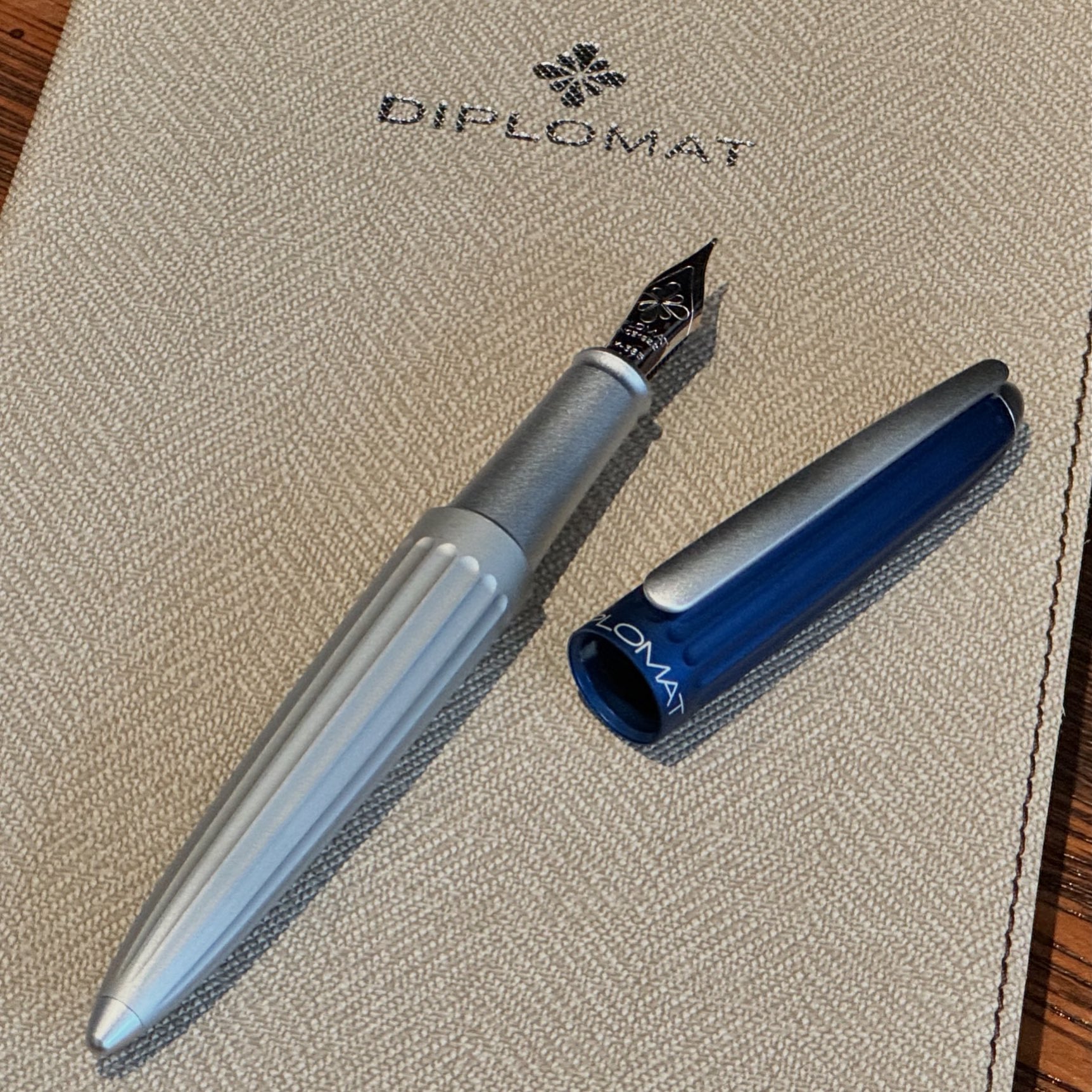 DIPLOMAT Aero ブルー 万年筆 ギフトボックス付き　新品未使用 DIPLOMAT Aero ブルー 万年筆 ギフトボックス付き新品未使用