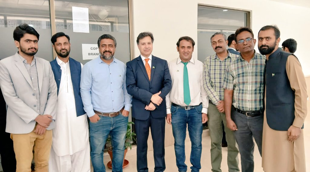 saqibbashir156's tweet photo. اسلام آباد ہائیکورٹ میں پرچم کشائی تقریب کے بعد کورٹ رپورٹرز دوست جسٹس محسن اختر کیانی ، جسٹس میاں گل حسن اورنگزیب اور جسٹس ارباب محمد طاہر کے ہمراہ https://t.co/2Cs8WJeYnp