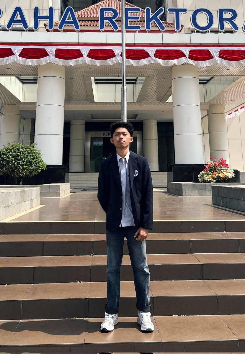 galr10_'s tweet photo. asiikk ambil almett dan akhirnya bisa foto depan rektorat kayak yg lainnn https://t.co/FT4wrqY8Y6