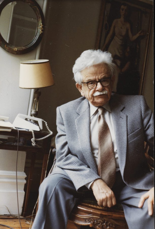 Adorno_Persian's tweet image. «کارکرد هیچ دینی ساختن انسان بهتر نیست، ساختن انسان منتظر است»
- الیاس کانتی
نامش در لیست سیاه نازیها بود و باید همان اول بازداشت میشد اما افسر مسئول، شیفته رمان “کیفر آتش” او بود و فرارش داد.
به همین سادگی زنده ماند. کتابها نوشت و ۴۶ سال بعد بابت همان رمان جایزه نوبل گرفت/۱