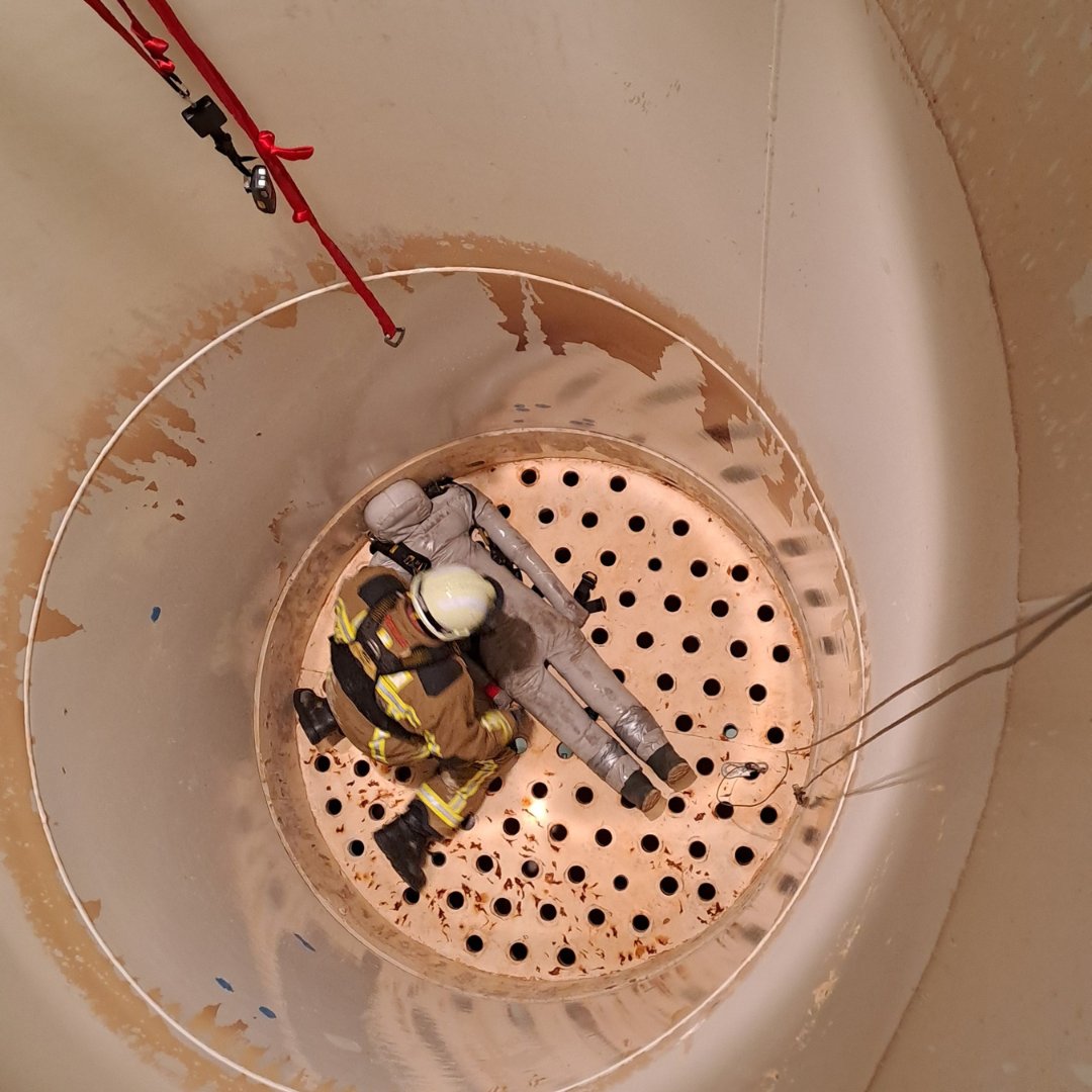 pidpa's tweet image. 🚒🔥 Safety first! 
De brandweer voert een aantal oefeningen uit op het waterproductiecentrum in Brasschaat. Geen zorgen, het was in een deel van de installatie dat niet meer voor kraanwater wordt gebruikt. Top teamwork! 💪💧

#veiligheid #samenwerking #pidpa