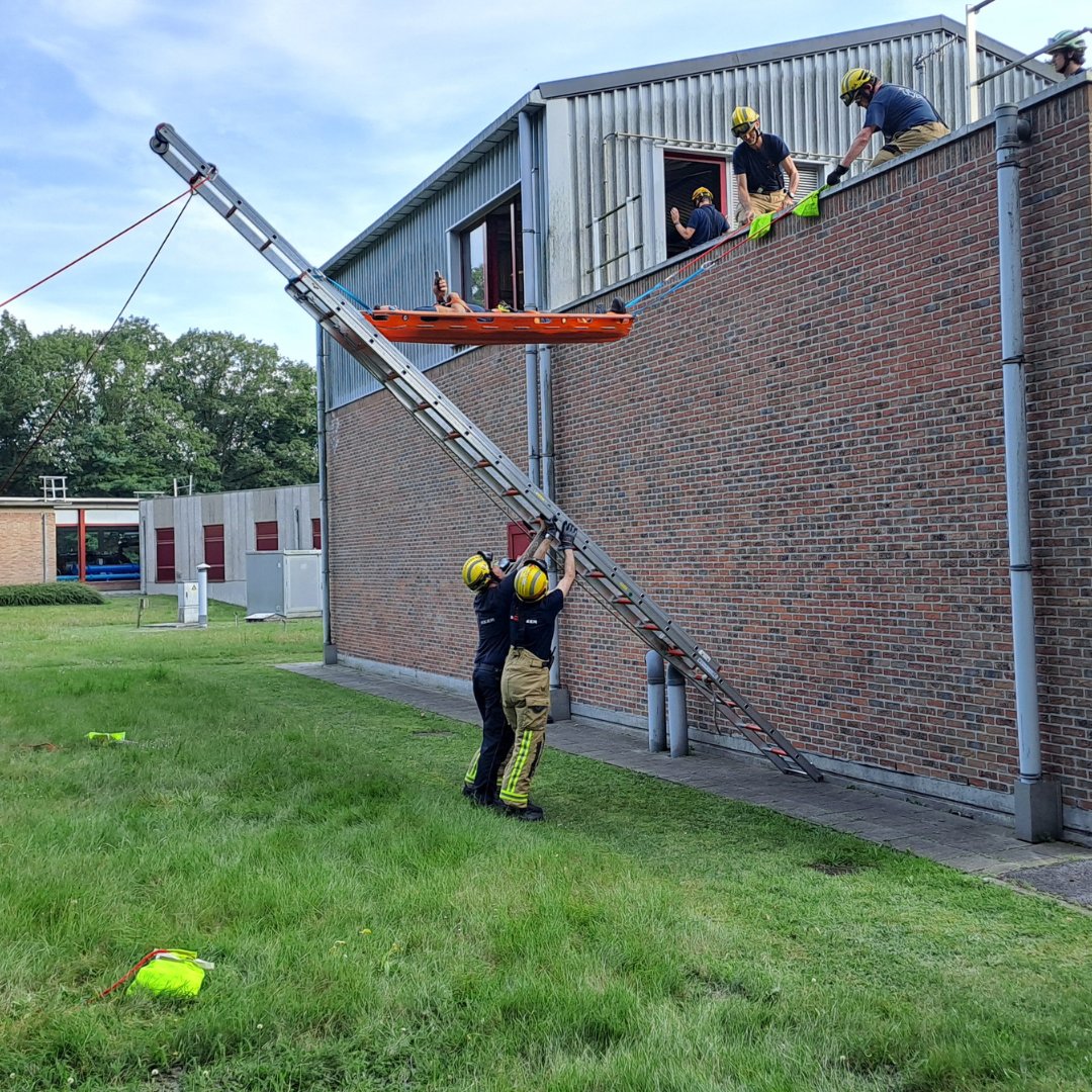 pidpa's tweet image. 🚒🔥 Safety first! 
De brandweer voert een aantal oefeningen uit op het waterproductiecentrum in Brasschaat. Geen zorgen, het was in een deel van de installatie dat niet meer voor kraanwater wordt gebruikt. Top teamwork! 💪💧

#veiligheid #samenwerking #pidpa