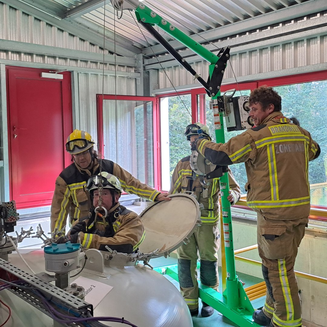pidpa's tweet image. 🚒🔥 Safety first! 
De brandweer voert een aantal oefeningen uit op het waterproductiecentrum in Brasschaat. Geen zorgen, het was in een deel van de installatie dat niet meer voor kraanwater wordt gebruikt. Top teamwork! 💪💧

#veiligheid #samenwerking #pidpa