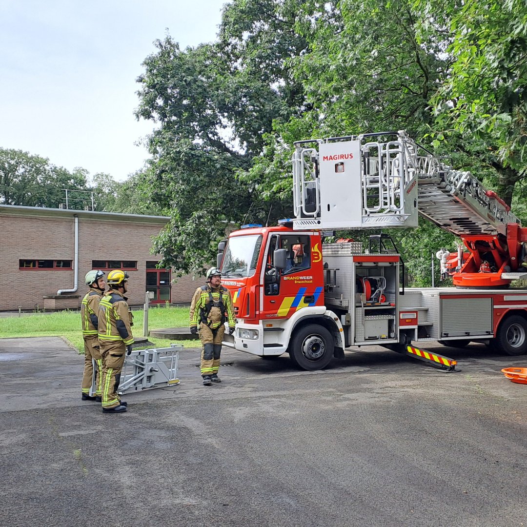 🚒🔥 Safety first! 
De brandweer voert een aantal oefeningen uit op het waterproductiecentrum in Brasschaat. Geen zorgen, het was in een deel van de installatie dat niet meer voor kraanwater wordt gebruikt. Top teamwork! 💪💧

#veiligheid #samenwerking #pidpa