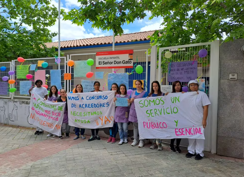 ✍🏻Sin cobrar y sin poder pedir el paro: trabajadoras de una escuela infantil de Madrid denuncian el “abandono” del Gobierno de Ayuso😠
La empresa Atreyu Blota Carto, que gestiona varias escuelas en la región y entró en concurso de acreedores el pasado mes de mayo, lleva medio año