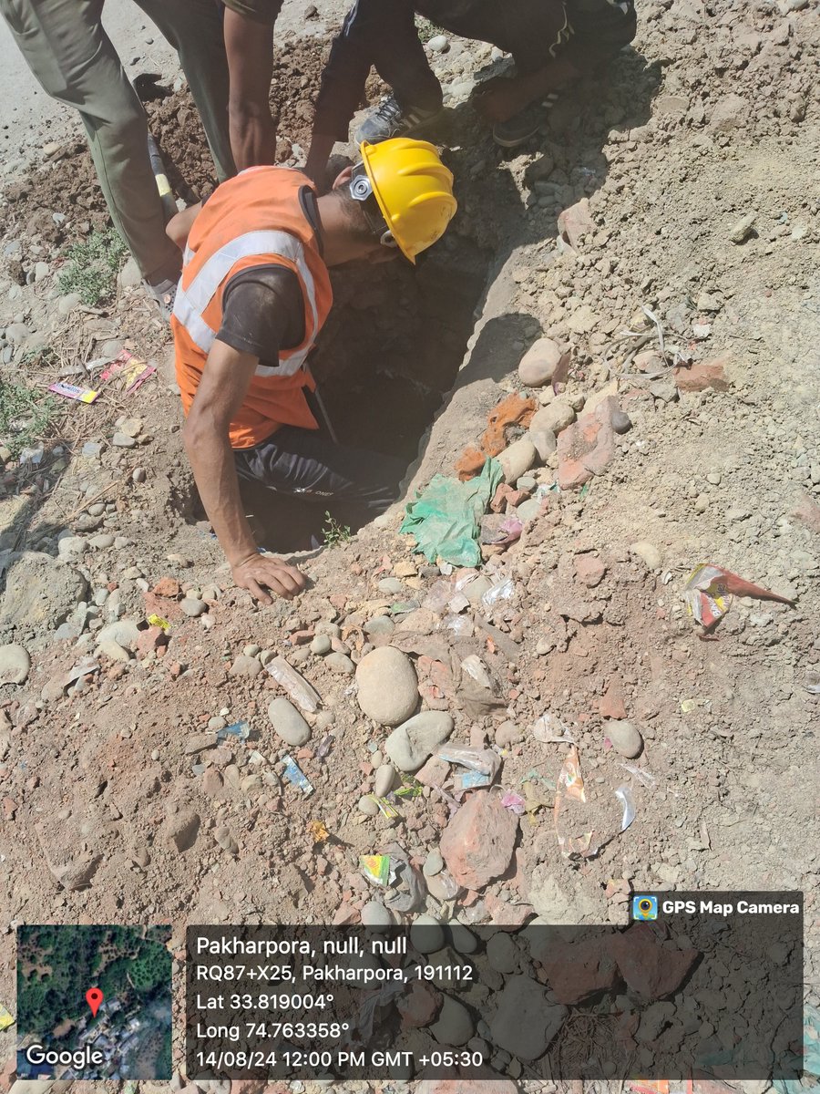 kpdcloffice's tweet photo. Pit excavation is in progress at📍Charipora Pakherpora Feeder, #ESD Newa, #ED Pulwama, under the Centre's flagship loss reduction scheme of #RDSS
@OfficeOfLGJandK @diprjk @DullooAtal @MinOfPower @GreaterKashmir @RisingKashmir https://t.co/VFzWpMRh2u