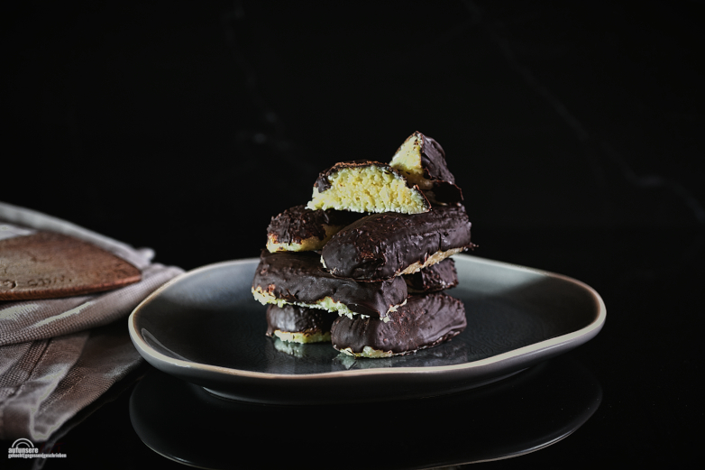 Diese süße Verführung aus nur drei Zutaten ist schnell hergestellt, schmeckt himmlisch und begeistert Generationen. Mit nur drei Zutaten zum Erfolg bei jeder Kaffeerunde. Unerwartete Gäste überrascht man ebenso wie Kinder.

ZUM REZEPT: 
aufunsere.art/rezept/kokosri…

#rezept #bounty