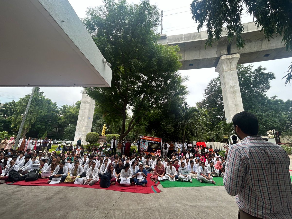 Indian__doctor's tweet photo. Biggest Protest has started by Doctors of osmania medical College #Hyderabad , in support of #RGKAR medical college victim ..

Together We Can create Differences!👬👫👭

Demands - Central protection act &amp; Strict actions on Culprits 
#kolkatahorror #BengalHorror #Nirbhaya2 https://t.co/Spqa8bkYJ2