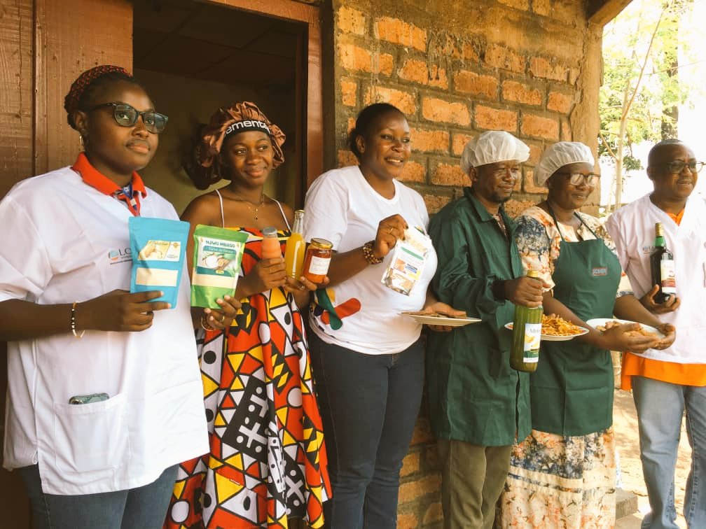 fridolinngoulou's tweet photo. #Centrafrique: l'Institut Pasteur de #Bangui entame le processus de vérification des conformités des produits transformés par des membres de la #FAFECA
Dans le but de garantir la conformité des produits alimentaires transformés par des associations membres de la Fédération des Associations des Femmes Entrepreneures de Centrafrique (FAFECA), un partenariat a été conclu avec l’Institut Pasteur de Bangui. 
Dans ce cadre, une visite de terrain a été organisée ce mardi 13 aout 2024 au sein des unités de production de Agros 2000 et Waky Groupe, des structures de transformation des produits alimentaires.
L’objectif de cet exercice est d’accompagner ces structures et bien d’autres membres de la FAFECA à aller vers la certification ISO afin de s’ouvrir au marché international
@I_P_Bangui @FAOAfriqueCent @MediasOubangui