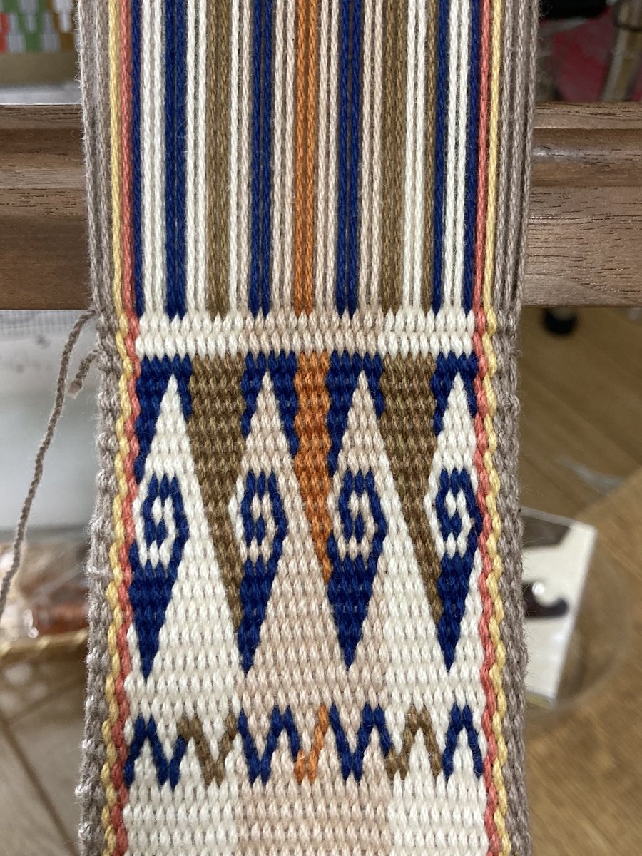 YasuKosode's tweet photo. 渦巻きが
できた!
#腰機織り #手織り
#backstrapweaving #weaving https://t.co/v1yPToHLE8