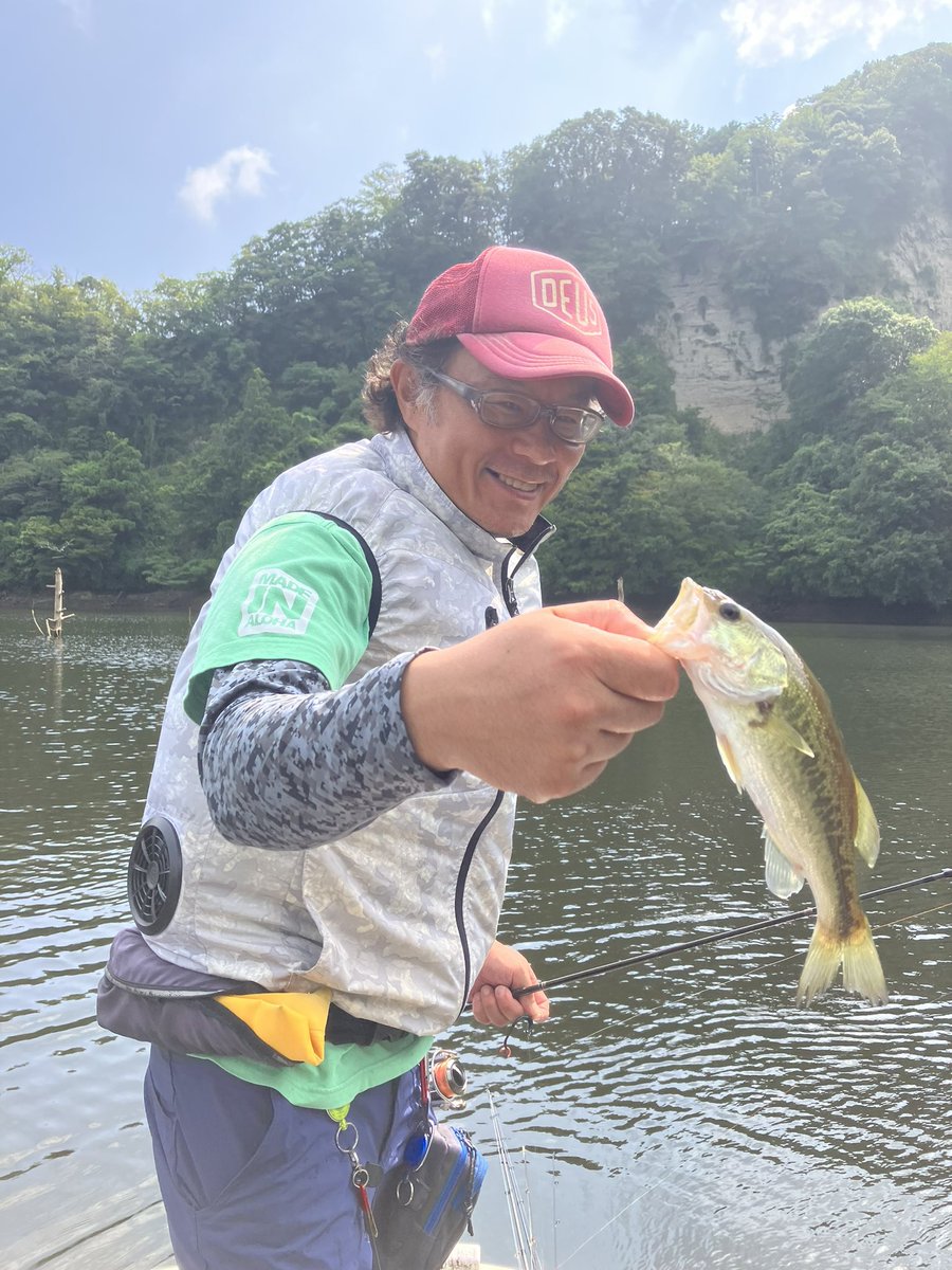 CkOxbn's tweet photo. 8/13 豊英ダム
大学の先輩との釣行
4日前と2日前にプラして数釣りのパターンは把握。
朝からポイントに向かってすぐに釣れて安心w
その後は色々回ってはポイントに戻るを繰り返して10本ずつの釣果。ありがとう豊英バス君 https://t.co/ekPpARQEcI