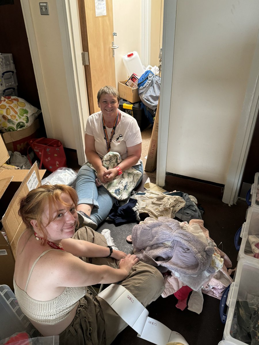 WYP_HBrear's tweet image. Well done to Kirklees  Cadet team for collecting clothing and equipment bags for children and vulnerable young adults who are taken into police protection. Special thanks to #Sainsburys for providing four boxes of new clothes Pc Baines and Sgt Clarke. 

#Protectingour vulnerable