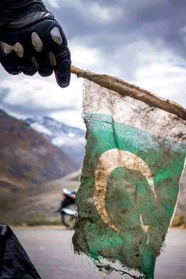 Bint__E__Ismail's tweet photo. *جشن آزادی منانے والوں اتنے ہی پرچم خریدنا، جن کی تعظیم کر سکو یہ شہید کے جسم کی زینت ہوتا ہے.،گلیوں سڑکوں اور کوڑے کے ڈھیر کی نہیں....*

ایک گزارش، ایک پیغام.  👍🏻🇵🇰 https://t.co/HBAhHsRd1C