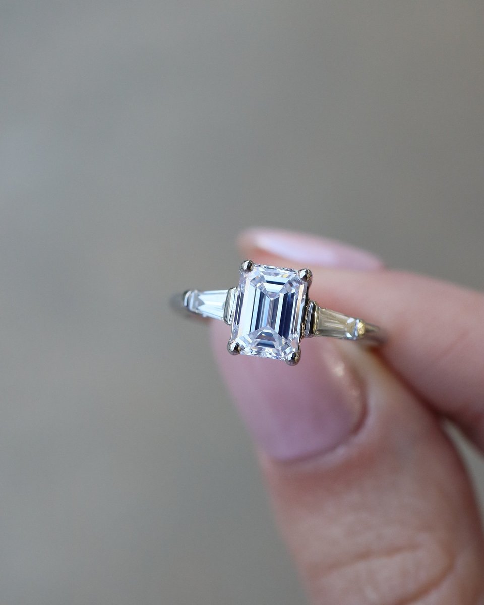 Harmonyjewelsld's tweet photo. CALLING ALL 2CT L 💎VERS
Swipe to explore different shaped 2-carat engagement rings! (+)
Which one is your fav?
Whatever your budget, get in touch and find how we can make the perfect piece for you! 📩
#2ctring #2ctdiamondring #2ctdiamond #engagementringgoals #labdiamond #labdiamondring #londonjewelers #londonjeweler #bespokejeweller