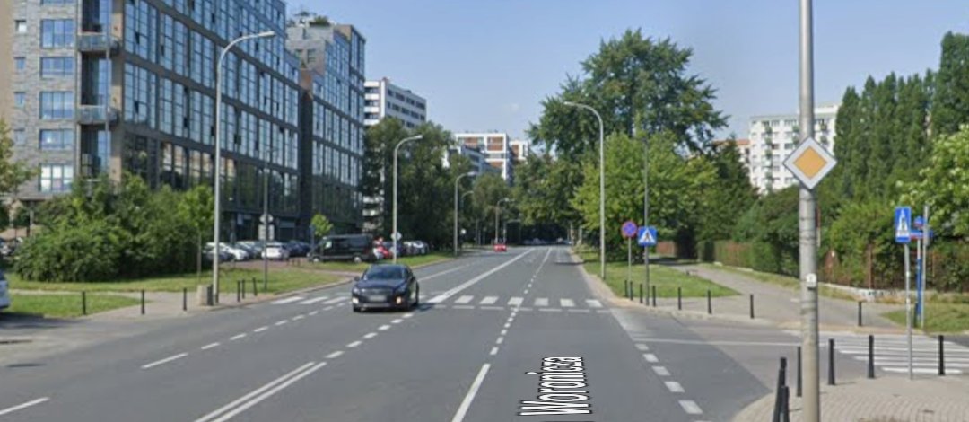 Przepastna Woronicza umożliwia nadmiernie szybką jazdę. Niezabezpieczone przejścia dla pieszych na wysokości Spartańskiej (droga do szkoły i przedszkola) są szczególnie niebezpieczne. Tymczasem nawet wytyczenie drogi rowerowej na odcinku od Etiudy do Wołoskiej jest zbyt trudne.