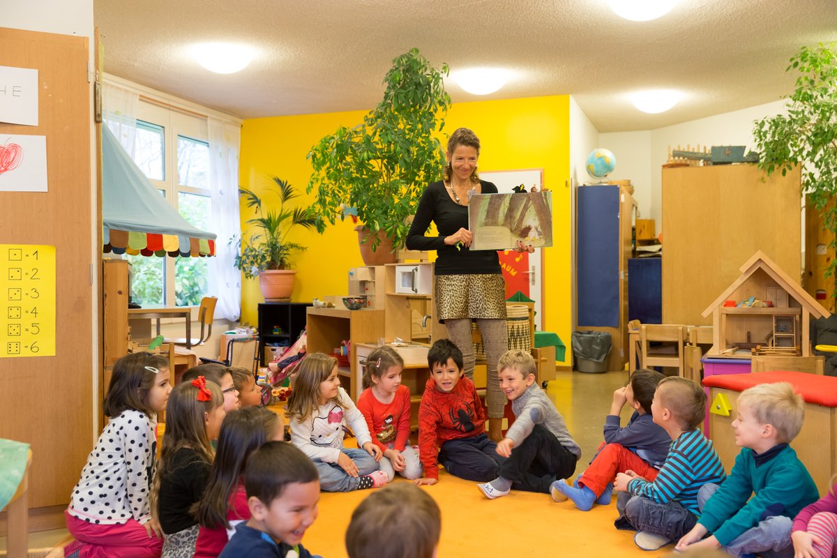 Ein Beitrag im #PHZH_Repositorium beschreibt Kreisaktivitäten als kommunikative Form in Spielgruppen. Welche symbolische Bedeutung kommt Kreisen zu? Wie, wo und wann bilden sie sich und welche Ordnungen sind damit verbunden? doi.org/10.5281/zenodo…