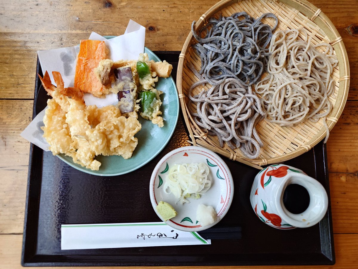 subrow326's tweet image. 今日はお墓参りのあと岐阜市北鶉の玄徳亭さんへ　天ぷら付きいろいろざるそば3種盛り（田舎ざる、細打ちざる、黒ごまざる）を注文　田舎ざるは麺が太くて風味が強くモッチリした食感が特徴　天ぷらはサクサクです😋　4枚目は、店内にある「平安絵巻」で「悪いこと」を吸い取ると云われているそうです☺️