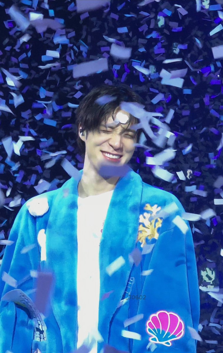 jenowley's tweet photo. This photo is so pretty, happy Jeno with confetti 🥺 https://t.co/B9K29rbS00