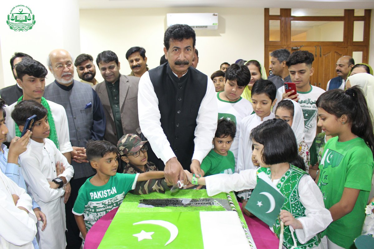 pja_lahore's tweet photo. پنجاب جوڈیشل اکیڈمی، لاہور میں چودہ اگست2024 کے پرمسرت موقع پر پرچم کشائی کی تقریب کا انعقاد کیاگیا۔ ڈائریکٹر جنرل پنجاب جوڈیشل اکیڈمی جناب جسٹس (ر)سردار احمد نعیم صاحب کے ہمراہ ڈائریکٹرز ، فاضل سینئر انسٹرکٹرز و دیگر افسران اور سٹاف نے شرکت کی۔ https://t.co/fhIPZFwTZl