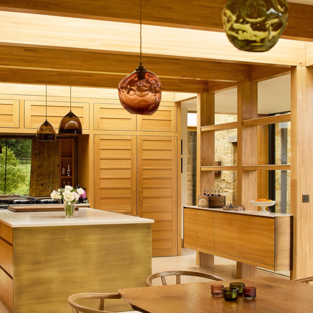 This oak glulam extension effectively connects the kitchen, dining, and living areas into a cohesive space, while clearly separating it from the 17th-century manor house
⁠
Architects: @charlieluxtondesign
📸: @edrsaves