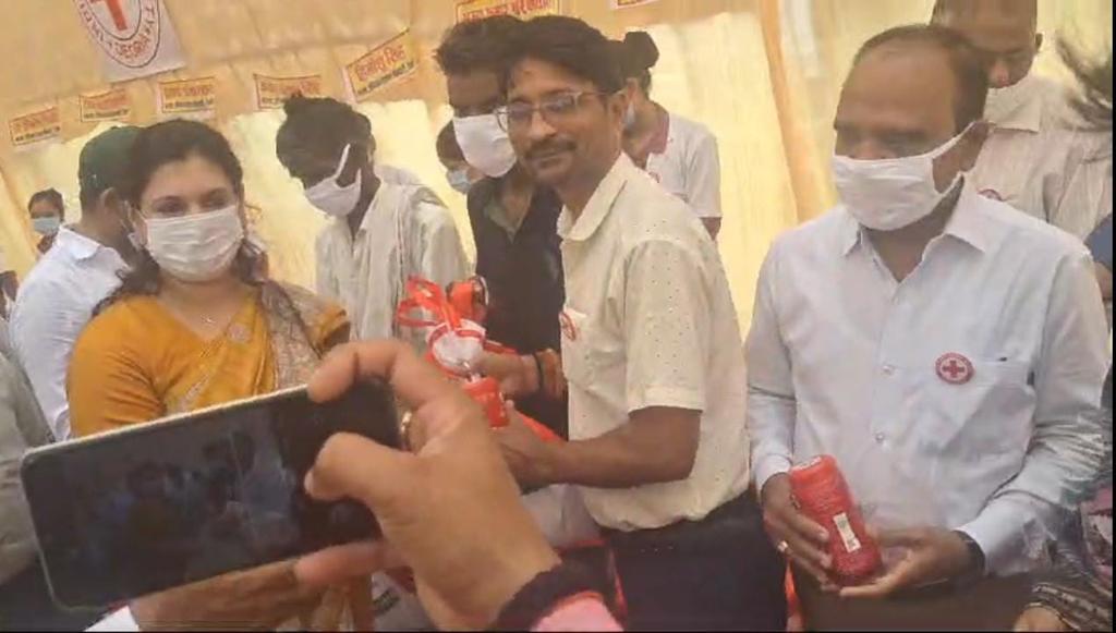 पं0 गिरजेश (@girjeshpt) on Twitter photo अपने द्वारा गोद लिए गए टीवी मरीज को पोषण पोटली जिलाधिकारी देवरिया श्रीमती दिव्या मित्तल, रेड क्रॉस सोसाइटी के वैधानिक सचिव अखिलेंद्र शाही जी के गरिमा में उपस्थिति में भेंट किया, गिरजेश मिश्र, सदस्य रेड क्रॉस <a href="/dmdeoria/">DM Deoria</a> <a href="/AmitShahOffice/">Office of Amit Shah</a> <a href="/CMOfficeUP/">CM Office, GoUP</a> <a href="/Indianredcross2/">Indian red cross Society</a> अपने द्वारा गोद लिए गए टीवी मरीज को पोषण पोटली जिलाधिकारी देवरिया श्रीमती दिव्या मित्तल, रेड क्रॉस सोसाइटी के वैधानिक सचिव अखिलेंद्र शाही जी के गरिमा में उपस्थिति में भेंट किया, गिरजेश मिश्र, सदस्य रेड क्रॉस <a href="/dmdeoria/">DM Deoria</a> <a href="/AmitShahOffice/">Office of Amit Shah</a> <a href="/CMOfficeUP/">CM Office, GoUP</a> <a href="/Indianredcross2/">Indian red cross Society</a>