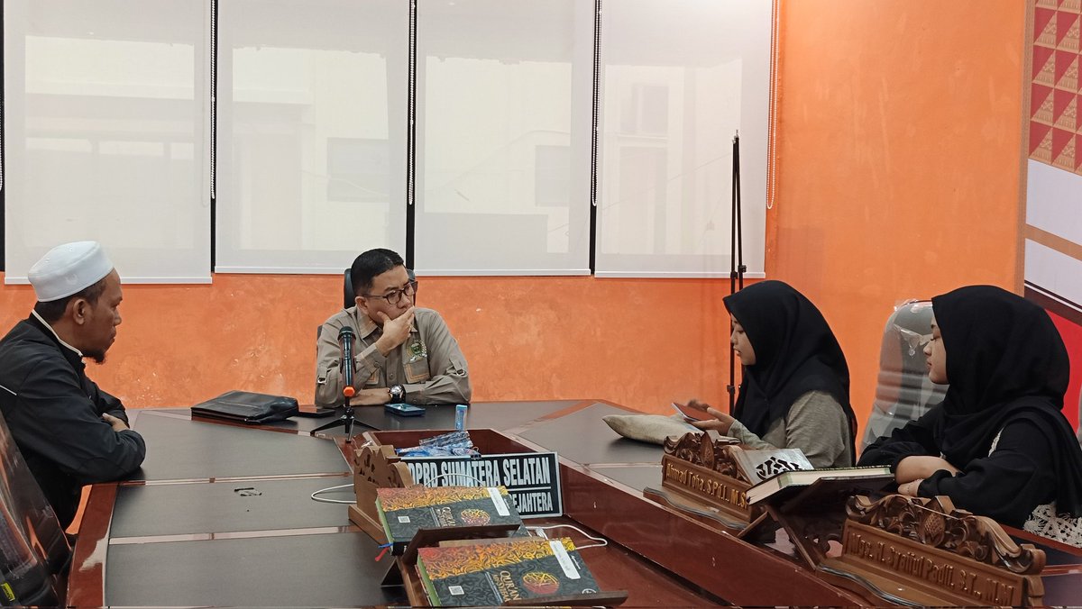 FPKS_Sumsel's tweet photo. Warga Talang Kelapa, Banyuasin mengadu ke Wakil Ketua FPKS Sumsel Mgs Syaiful Padli, Rabu (14/8/2024) terkait saudarinya yang dipasung di rumah. Rencana adiknya, karena kondisi memprihatinkan akan dibawa ke RS Jiwa di Palembang. https://t.co/vRvn0SoSrK