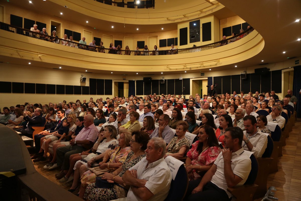 Alcala_la_Real's tweet photo. #AlcalálaReal
Imágenes del pregón a la Virgen de las Mercedes, anoche en el Teatro Martínez Montañés, a cargo de @marinoaguilera, presentado por Domingo Murcia. https://t.co/QsRcRdzZBP