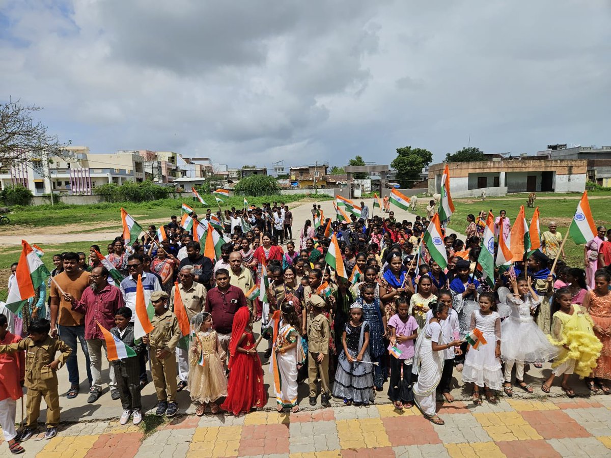 DDO_Anand's tweet photo. હર ઘર તિરંગા યાત્રા
ગામ-શકરપુર તા.ખંભાત જી. આણંદ
@CMOGuj
@InfoGujarat @MahitiAnand @CollectorAnd @PMOIndia 
#anand #HarGharTiranga https://t.co/mTzcmw8Sug