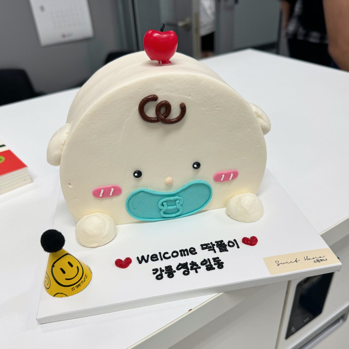 joyena5973's tweet photo. 🤗동료의 중요한 순간을~
진심으로 축하해주는 감동•강동!🥳
 
유아휴직에 들어가는 '김세라님'을 위해!
조용순님과 영추팀에서 케이크을 맞춤 제작하여 축하해 주셨습니다🎂🍰

항상 밝은 얼굴😄로 힘든 내색 없이 도움을 주어 감사합니다!🫶

(딱풀아! 강동담당의 삼촌 이모들이 기다리고 있다!🤩) https://t.co/XMbjkkigSa