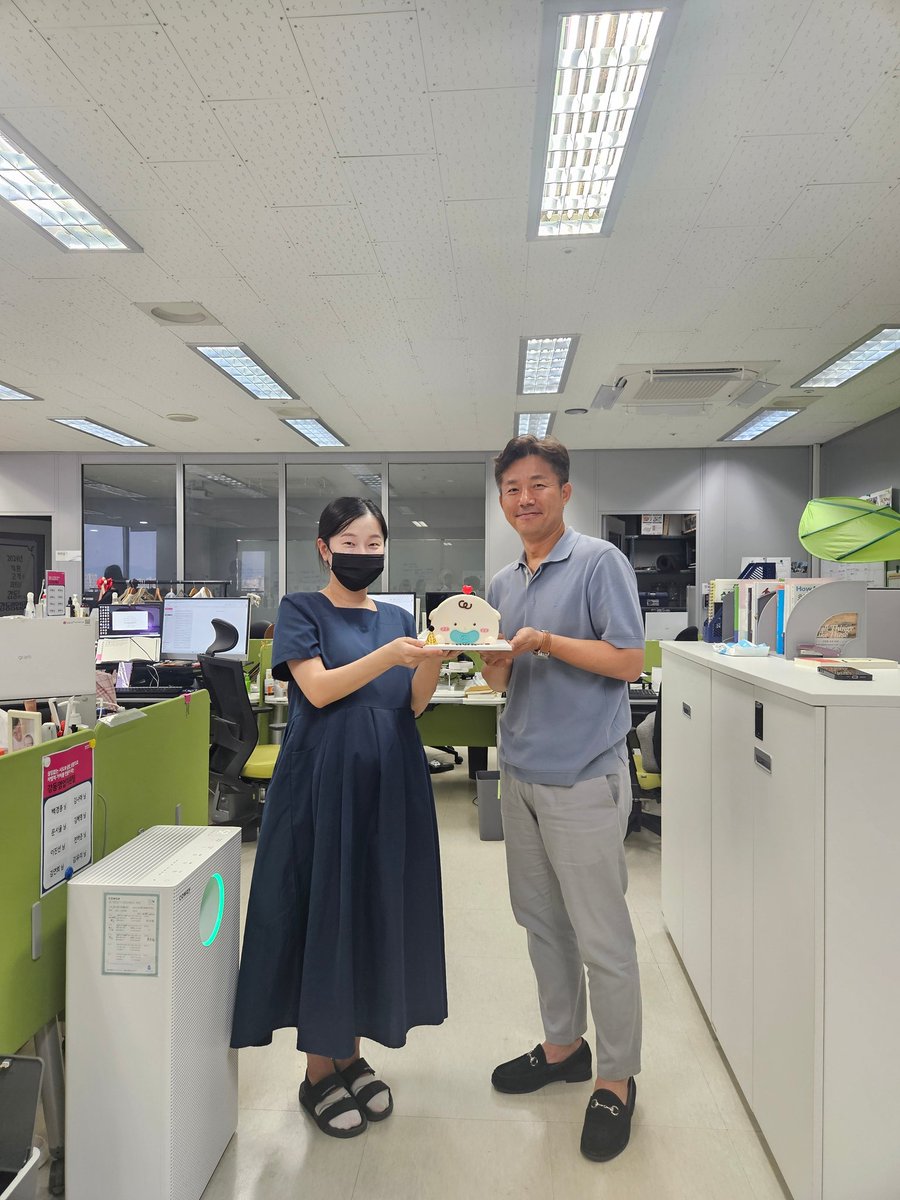 joyena5973's tweet photo. 🤗동료의 중요한 순간을~
진심으로 축하해주는 감동•강동!🥳
 
유아휴직에 들어가는 '김세라님'을 위해!
조용순님과 영추팀에서 케이크을 맞춤 제작하여 축하해 주셨습니다🎂🍰

항상 밝은 얼굴😄로 힘든 내색 없이 도움을 주어 감사합니다!🫶

(딱풀아! 강동담당의 삼촌 이모들이 기다리고 있다!🤩) https://t.co/XMbjkkigSa