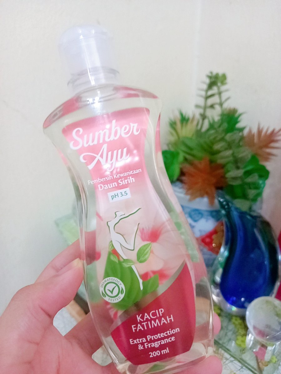 miniMin0_'s tweet photo. @nurinqaisaras @AhmadFaris08 @aidarazman Depends pada tuan badan tu, kalau sesuai okay, tapi macam i sendiri tak jadi, nak cepat memang kena pakai pencuci jugak. Pakai Sumber Ayu Feminine Wash Kacip Fatimah ni, pH rendah 3.5 sesuai dgn pH kawasan miss V. https://t.co/YUBM5bOsNI