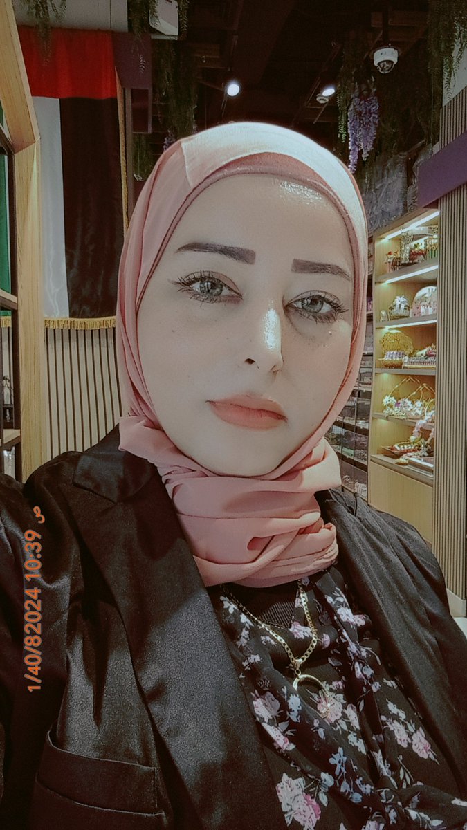 أعود إلى أمسي لأهرب من غدي 
وأهجر أفكاري على برد مقعدي

ومافكرتي الأولى حديث مباغت
يعيد ثبات القلب بعد التردد

أعود  كليلٍ أفلت الصبح خيطه
وأفشى حديث الشوق في كل موعد

لماذا انتظرنا واحترقنا ولم نعش
من العمر إلا ما حصدناه باليد 
#لينافيصل