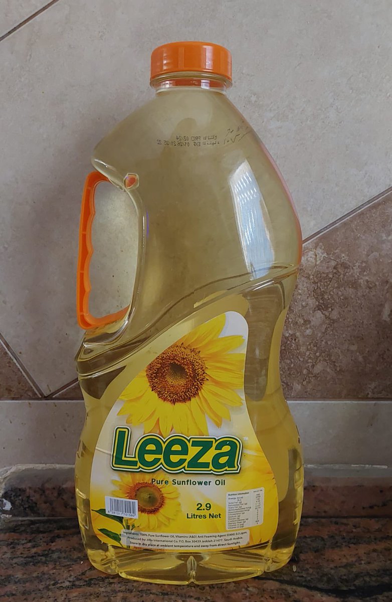 El nuevo oro líquido al norte de #Gaza es el aceite de girasol porque es el que, mezclado con gasóleo, usan los coches para funcionar. Cuesta 38 euros la botella de 3 litros, antes 3. (foto de <a href="/kayed_hammad/">Kayed Hammad</a> )