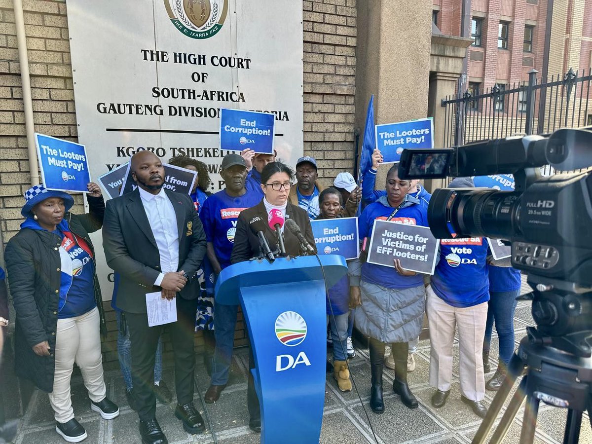 Our_DA's tweet photo. 🚨Justice for victims of EFF looters! Today, the DA is outside the North Gauteng High Court to protest against the VBS scandal perpetrators. These corrupt politicians have stolen pensioners' savings &amp; municipal funds to fund their lavish lifestyles. The DA demands accountability! https://t.co/NVltKerwrU
