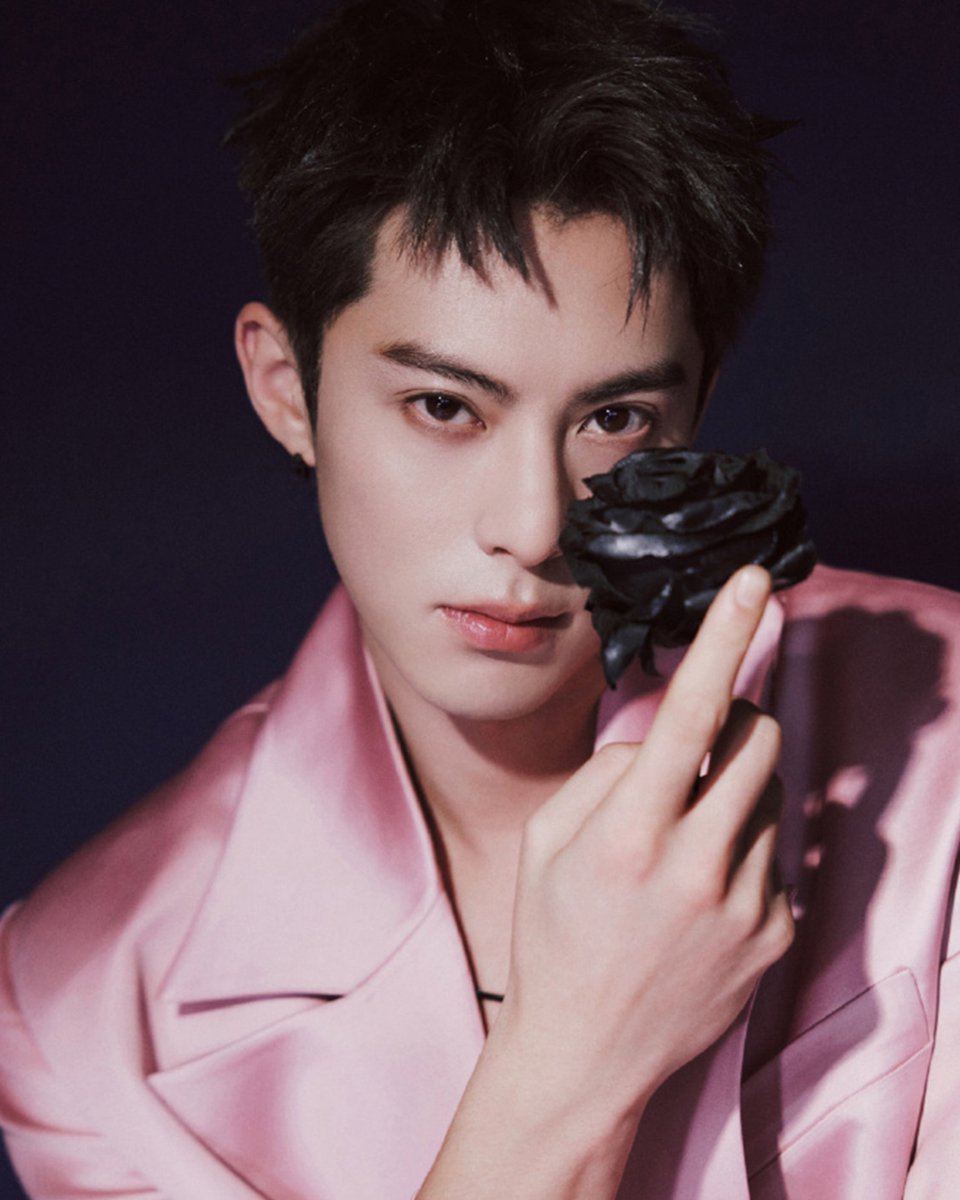 WeTVOfficial's tweet photo. Surrounded by fragrance.🥰

Check his work on WeTV👉https://t.co/zIja6tx13L

#DylanWang #王鹤棣 #GuardiansoftheDafeng #大奉打更人 #MissTheDragon #遇龙 #WeTV #WeTVAlwaysMore https://t.co/1E9IhEHOgk