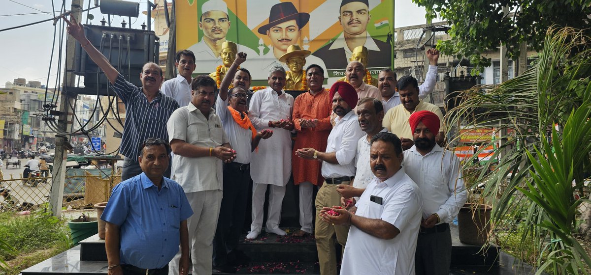 देश के  <a href="/PMOIndia/">PMO India</a>  आदरणीय श्री  <a href="/narendramodi/">Narendra Modi</a> जी द्वारा चलाये गए अभियान सव्छ्ता एवं श्रद्धांजलि के तहत जिला बठिंडा में <a href="/BJP4India/">BJP</a>  कार्यकर्ताओ द्वारा शहीद भगत सिंह पार्क में सफाई कर शहीद भगत सिंह जी, शहीद राजगुरु जी , शहीद सुखदेव जी को श्रद्धांजलि अर्पित की गई।  
#HarGharTiranga