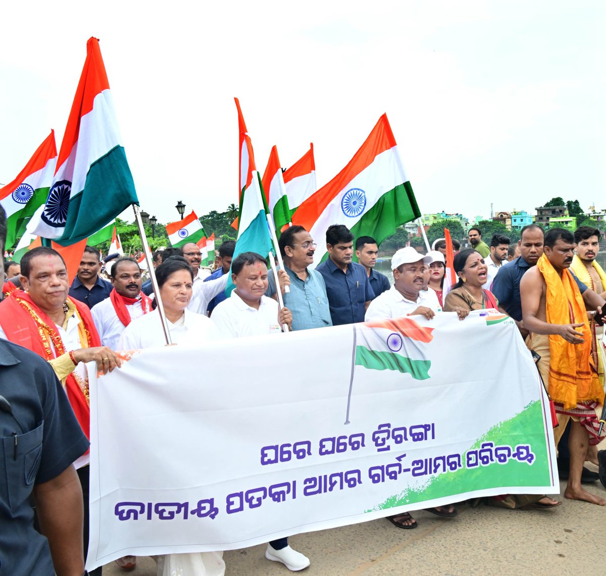 MohanMOdisha's tweet photo. ଆଜି ଶ୍ରୀଲିଙ୍ଗରାଜ ମନ୍ଦିର ଠାରୁ ମୁକ୍ତେଶ୍ବର ମନ୍ଦିର ଯାଏଁ ବିଶାଳ ତ୍ରିରଙ୍ଗା ରାଲିରେ ସାମିଲ ହେଲି । ଘରେ ଘରେ ତ୍ରିରଙ୍ଗା ଅଭିଯାନ ଆମ ସମସ୍ତଙ୍କୁ ଦେଶ ପ୍ରେମର ସୂତ୍ରରେ ବାନ୍ଧିବାରେ ସଫଳ ହେଉଛି । ଜାତୀୟ ପତାକା ଦେଶ ବାସୀଙ୍କ ପାଇଁ ସମ୍ମାନ ଓ ଗୌରବ ବହନ କରିଥାଏ । ଏହା ହେଉଛି ଆମ ଦେଶର ପ୍ରତୀକ । ଆମ ଜାତୀୟ ପତାକା ଆମର ସଂକଳ୍ପ, ସଂଘର୍ଷ, ବଳିଦାନ ଓ ତ୍ୟାଗର ପ୍ରେ��ଣାଦାୟୀ ମୁକସାକ୍ଷୀ, ଏହା ମଧ୍ୟ ରାଷ୍ଟ୍ରୀୟ ଏକତା, ସହିଷ୍ଣୁତା ଓ ବନ୍ଧୁତାର ପ୍ରତୀକ ଅଟେ ।   

୨୦୨୨ ମସିହା ଠାରୁ ଜାତୀୟ ପତାକାର ସମ୍ମାନାର୍ଥେ ସ୍ଵାଧୀନତା ଦିବସର କିଛି ଦିନ ପୂର୍ବରୁ ଲୋକଙ୍କ ମନରେ ଦେଶ ପ୍ରେମକୁ ଜାଗ୍ରତ କରିବା ଉଦ୍ଦେଶ୍ୟରେ ଘରେ ଘରେ ତ୍ରିରଙ୍ଗା ଅଭିଯାନ ପାଳନ କରାଯାଉଛି । ଦେଶର ପ୍ରଧାନମନ୍ତ୍ରୀ ଶ୍ରୀ ନରେନ୍ଦ୍ର ମୋଦୀଙ୍କ ଆହ୍ଵାନ କ୍ରମେ ପ୍ରତ୍ଯେକ ଭାରତୀୟ ଏହି ଅଭିଯାନରେ ସାମିଲ ହୋଇ ଘରେ ଘରେ ଆମ ଜାତୀୟ ପତାକା ଉଡ଼ାଉଛନ୍ତି ।     
#HarGharTiranga