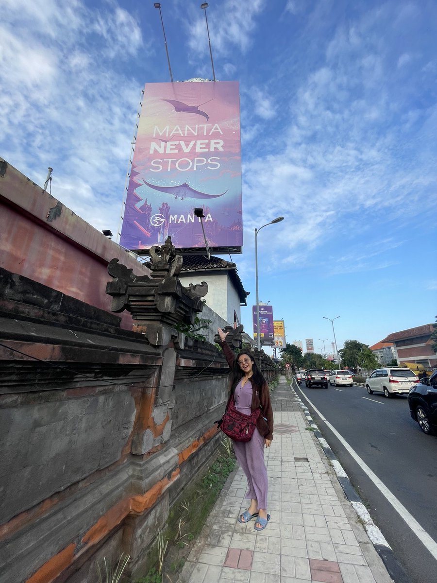 permanaPG's tweet photo. @MantaNetwork @CoinfestAsia Finally, Found you! @MantaNetwork 

Setelah bertemu Manta di laut, eh ketemu Manta di langit juga ✨ 

Tinggal ketemu Manta di @CoinfestAsia aja nih yang belum. Cc : @victorJi15 

My dress looks matching with the @MantaNetwork Billboard, is this coincidence? 

#MantaNeverStops https://t.co/jRnSmYVz8f