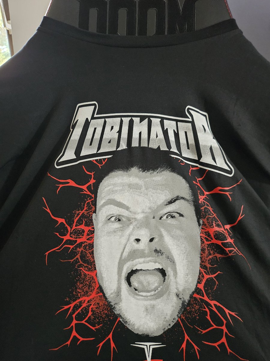 Ja habe jetzt meinen eigenen <a href="/TobinatorLP/">Tobinator🎄🎅🏻</a> daheim und dann auch noch auf dem passenden Stuhl.