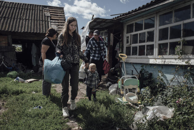 faustvincent's tweet photo. « Maintenant, ceux qui sont là-bas [en Russie] commencent à comprendre ce que nous vivons ». 
Dans la région ukrainienne de Soumy, à la frontière avec la Russie, l’évacuation des civils s’accélère. @thomasdistria Photos @vautier_adrien  https://t.co/Jhn1ODoVWs https://t.co/kZvwuDu7AG