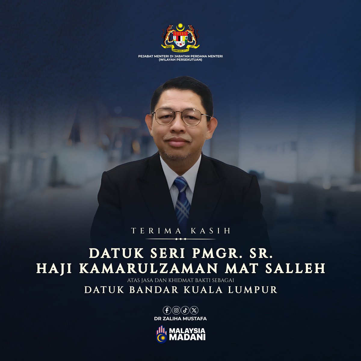 DrZalihaMustafa's tweet photo. 𝐊𝐄𝐍𝐘𝐀𝐓𝐀𝐀𝐍 𝐌𝐄𝐃𝐈𝐀

𝐏𝐄𝐋𝐀𝐍𝐓𝐈𝐊𝐀𝐍 𝐃𝐀𝐓𝐔𝐊 𝐁𝐀𝐍𝐃𝐀𝐑 𝐊𝐔𝐀𝐋𝐀 𝐋𝐔𝐌𝐏𝐔𝐑

Sukacita dimaklumkan bahawa YBhg. Datuk Seri Paduka TPr. Dr. Maimunah binti Mohd Sharif, 63 tahun, telah mendapat perkenan Kebawah Duli Yang Maha Mulia Seri Paduka Baginda Yang di-Pertuan Agong Sultan Ibrahim untuk dilantik sebagai Datuk Bandar Kuala Lumpur selaras dengan Subseksyen 4 (2), Akta Ibu Kota Persekutuan 1960, berkuat kuasa mulai 15 Ogos 2024.

Beliau berkelulusan Ijazah Sarjana Muda Sains (Perancangan Bandar) dari University of Wales Institute of Science and Technology, United Kingdom sebelum melanjutkan pengajian dalam Ijazah Sarjana Sains (Perancangan Bandar) di Universiti Sains Malaysia.

YBhg. Datuk Seri Paduka TPr. Dr. Maimunah binti Mohd Sharif pernah menjawat jawatan sebagai Pengarah Eksekutif United Nations Human Settlement Programme (UN-Habitat) yang berpusat di Nairobi, Kenya selama 6 tahun dan merupakan wanita Asia pertama yang memegang jawatan tersebut. Sebelum itu, beliau berkhidmat sebagai Datuk Bandar Majlis Bandaraya Pulau Pinang dan Yang Dipertua Majlis Perbandaran Seberang Perai serta pernah menjadi Presiden Persatuan Pihak Berkuasa Tempatan Malaysia (MALA).

Dengan pengalaman selama 39 tahun dalam perancangan bandar (urban planning), penjanaan semula bandar (urban regeneration) dan pembangunan yang diterajui komuniti (community-led development), beliau adalah individu yang bertanggungjawab mengembalikan kedudukan UN-Habitat sebagai peneraju pemikiran dalam perbandaran mampan. Beliau juga pernah diberi tanggungjawab sebagai Pengerusi Bersama Secretary-General’s Task Force on the Future Cities dan Pengerusi Bersama Local 2030 Coalition. Kini, beliau dilantik sebagai Penasihat kepada International Council for Local Environment Initiative (ICLEI).

Beliau telah menerima pelbagai pengiktirafan di peringkat kebangsaan dan antarabangsa seperti pengiktirafan sebagai Tokoh Perancang Bandar Malaysia oleh Kementerian Perumahan dan Kerajaan Tempatan; Ahli Kehormat Royal Town Planner’s Institute, United Kingdom; Felo Kehormat, United Cities of Local Government (UCLG) dan Ambassador of His Majesty King Charles III (King’s Foundation) dalam perbandaran mampan di negara-negara Komanwel. Beliau juga telah dianugerahkan Ijazah Kehormat Kedoktoran Alam Bina dari Universiti Islam Antarabangsa Malaysia.

Saya percaya dengan pelantikan ini, beliau akan dapat meneruskan kesinambungan pengalaman dan sumbangan beliau untuk memimpin Dewan Bandaraya Kuala Lumpur dengan penuh integriti bagi memastikan kemampanan pembangunan, kecemerlangan dan kegemilangan berterusan ke arah Wilayah Persekutuan Kuala Lumpur yang maju dan sejahtera.

Setinggi-tinggi penghargaan dan ucapan terima kasih diucapkan kepada YBhg. Datuk Seri PMgr. Sr. Haji Kamarulzaman bin Mat Salleh atas segala sumbangan dan kepimpinan beliau sepanjang menjawat jawatan Datuk Bandar Kuala Lumpur.

DR. ZALIHA MUSTAFA
MENTERI DI JABATAN PERDANA MENTERI (WILAYAH PERSEKUTUAN)
14 OGOS 2024
