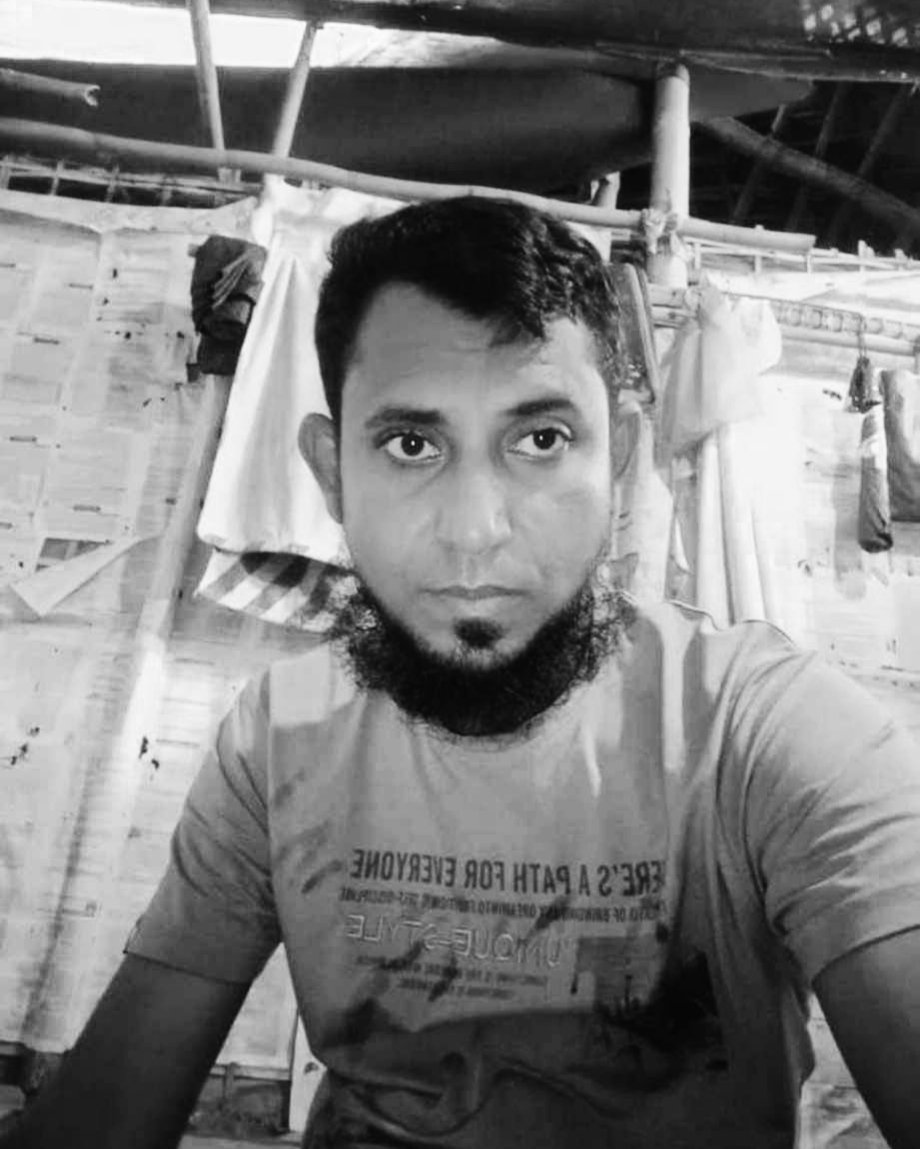 EmdadulHassan3's tweet photo. The situation in Maungdaw has deteriorated significantly due to d war between rebel group AA and Junta. Mr. KorimβA math teacher,recently lost his entire family,including his relatives,in the Naf River, leaving him as the sole survivor.π’
#SaveRohingya
#RohingyaNeedProtection https://t.co/vl10utrHUq