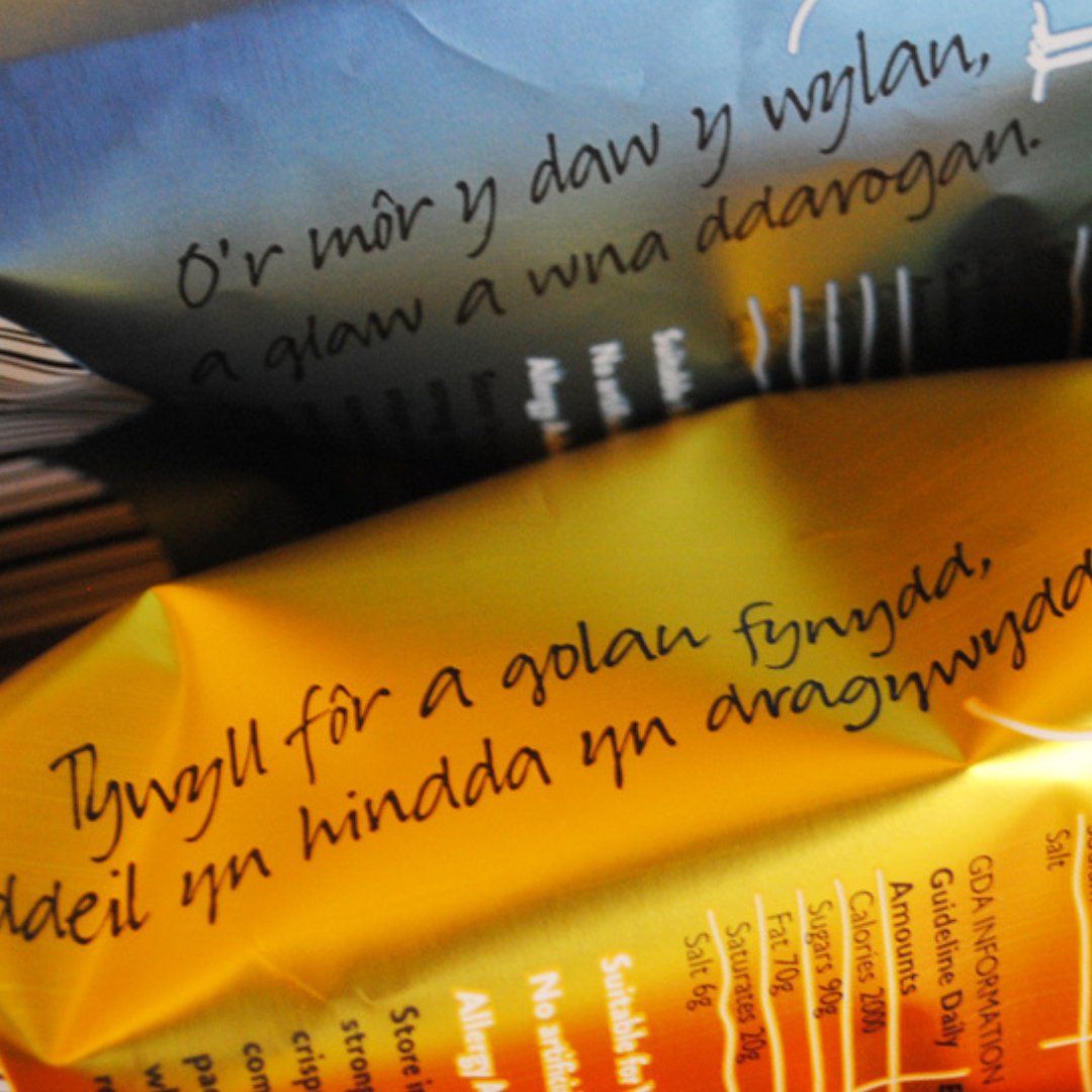 JonesoGymru's tweet photo. Attention #JonesoGymru enthusiasts! We're looking to refresh the phrases on our packaging, focusing on tatws & snack sharing. ๐ฅโค๏ธ Oes gennych chi hoff ddihareb neu ddywediad Cymraeg? Share it with us and you might see it on our next batch! ๐ฅณ #Cymraeg #Tatws #SharingisCaring https://t.co/QDfmmmOyA2