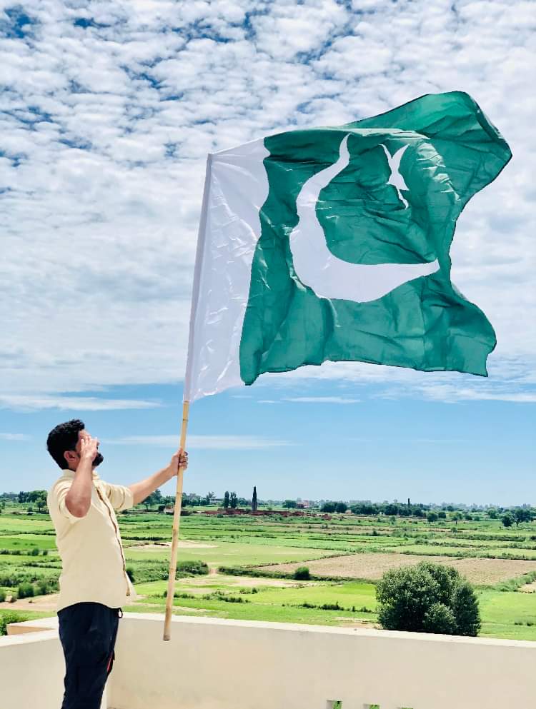 kashi_ch's tweet photo. ہمیں اختلاف سسٹم سے ہوسکتا ہے سسٹم چلانے والوں سے ہوسکتا ہے لیکن یہ سبز حلالی پرچم ہماری پہچان ہے اور وطن سے محبت ہمارے ایمان کا حصہ ہے ❤️
Happy Independence Day 
#PakistanIndependenceDay https://t.co/NXrSsd3rnw